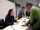 Sala Alfred Perenya de Lleida. L'escriptora lleidatana Nria A signant un exemplar de la novella 'La mirada del fill'