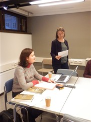 L'escriptora Nria A pronunciant la ponncia sobre escriptura a la Biblioteca Sysmn Kirjasto